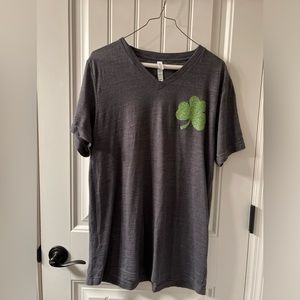 Grey v-neck sparkly shamrock t-shirt - size L